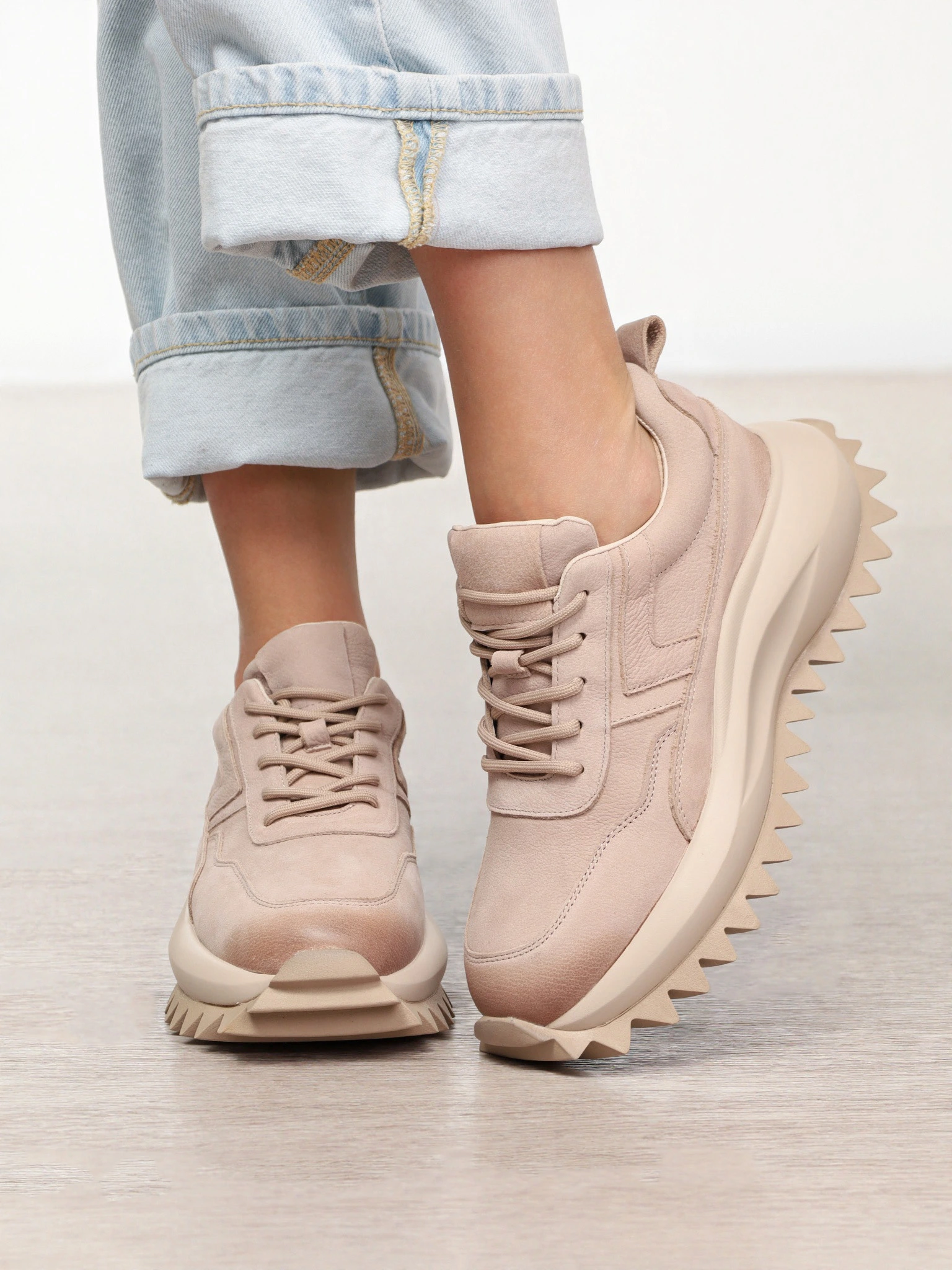 Кроссовки бежевого цвета на объемной рельефной подошве